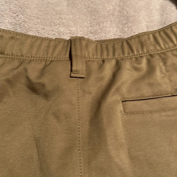 Boys Under Armour Golf Shorts. Like new condition, barely used  Boys Size 16 - Picture 7 of 7